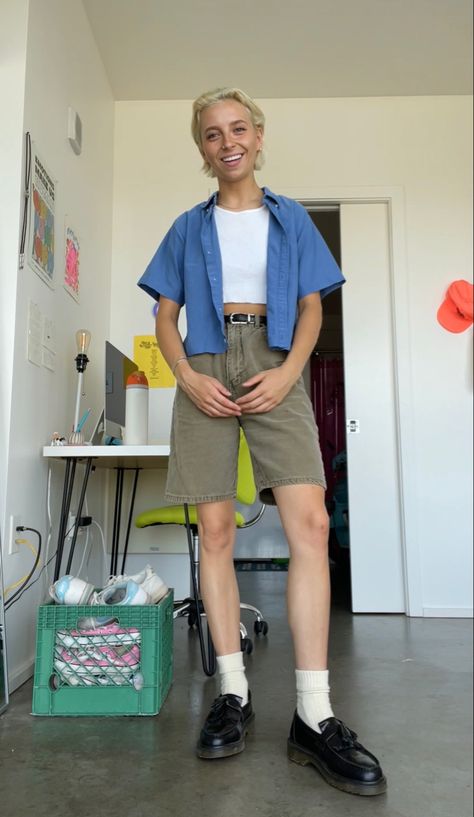 Masc Summer Outfits Aesthetic, Baggie Shorts Outfit, Summer Outfit Nonbinary, Tomboy Femme Style Outfits Spring, Masc Fashion Women Summer, Masc Outfits Shorts, Masc Lesbian Shorts Outfit, Summer Outfits Lesbian Casual, Queer Spring Fashion