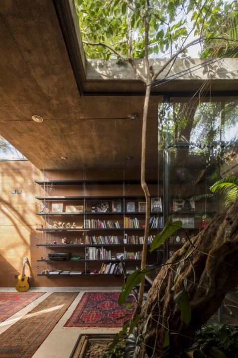 design Library Architecture, Creative Bookcases, Mud House, Interior Design Per La Casa, Bookcase Design, Hiasan Bilik, Architecture Inspiration, Costa Rican, Hus Inspiration