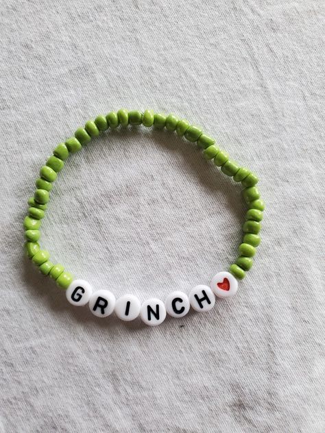 Grinch Bracelet Pattern, Grinch Friendship Bracelet, Grinch Beaded Bracelet, Christmas Bracelet Ideas Seed Beads, Christmas Diy Bracelet, Bracelet Ideas For Christmas, Cute Christmas Bracelet Ideas, Holiday Bracelet Ideas, Christmas Bracelet Ideas Glass Beads