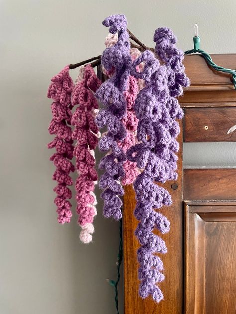 Crochet Dangling Flower, Crochet Hanging Lavender, Hanging Flower Crochet Pattern, Hanging Crochet Flowers, Crochet Hanging Wisteria, Crochet Wisteria Flower Pattern Free, Crochet Projects Unique, Crochet Bunch Of Flowers, Crochet Wisteria Pattern