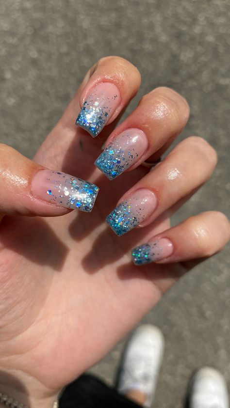 unghie gel french glitter blu Blue Sparkly Tips Nails, Blue French Glitter Nails, Blue Nails Glitter, Nails Blue Glitter, French Nails Glitter, Glitter Gradient Nails, Glitter Tip Nails, Unghie Sfumate, Blue Glitter Nails