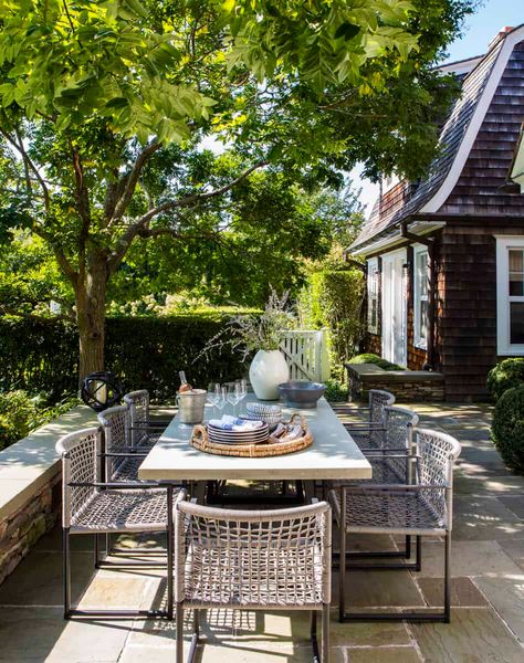 A shingle style colonial cottage in East Hampton gets a breezy makeover Hamptons Cottage Exterior, Hampton House Exterior, Hampton Cottage, East Hampton Houses, Hamptons Cottage, Colonial Cottage, Traditional Staircase, Thom Filicia, Hampton House