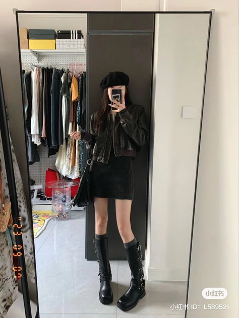 all black leather jacket cfashion oufit inspo with beret Outfit With Barret Hat, Outfits With French Hat, Barrette Hat Outfit, Beret Hat Outfit Korean, Outfits With Beret Hats, Beret Outfit Fall, Barret Hat Outfit, Outfit With Beret Hat, Leather Beret Outfit