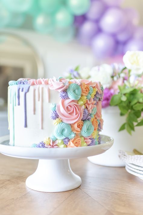 Floral First Birthday Cake Smash, Birthday Cake Ideas Rainbow, Flowers And Rainbows Birthday, Simple Pastel Birthday Cake, Pastel Coloured Birthday Cake, Birthday Cake Rainbow Pastel, Hombre Cake Frosting, Pastel Cake Decoration, Two Cute Birthday Cake