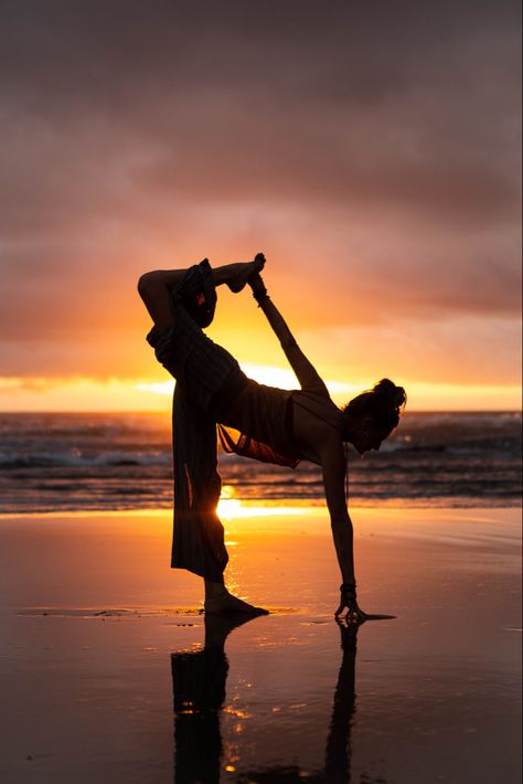 Foto Yoga, Yoga Photoshoot Ideas, Yoga Foto's, Poses Easy, Yoga Inspiration Photos, Yoga On The Beach, Photo Yoga, Yoga Poses Photography, Yoga Photoshoot