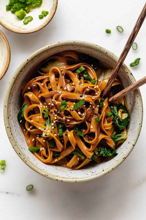 These 15-minute stir-fried Miso Noodles are easy to make for a simple and delicious meal. These noodles are vegetarian and vegan-friendly. Miso Udon Stir Fry, Vegan Miso Noodles, Miso Noodles Stir Fry, Miso Tofu Bowl, Spicy Miso Noodles, Vegetarian Miso Recipes, Miso Chicken Noodles, Soy Noodle Recipes, Asian Zoodle Recipes