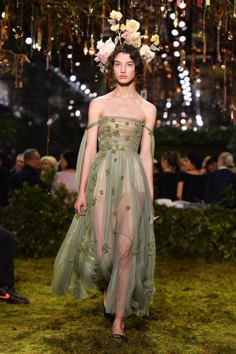 Paris Haute Couture, Garden Dress, Prom Dress Inspiration, Fairy Fashion, Pretty Prom Dresses, Dior Couture, Couture Week, Gala Dresses, Fantasy Dress