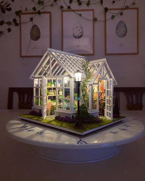 Mini Greenhouse Decor, Greenhouse Miniature, Dyi Doll House, Disney Bathroom, Miniature Greenhouse, Room Box Miniatures, Miniature Terrarium, Dollhouse Garden, Toy House