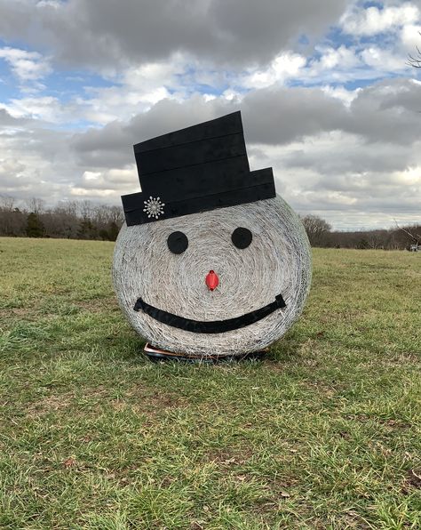 Round Bale Christmas Decorations, Christmas Bales Hay, Grinch Hay Bale, Christmas Hay Bale Art, Round Bales Of Hay Decor, Round Hay Bale Decorating Ideas Christmas, Snowman Hay Bale, Christmas Hay Bale Decor, Christmas Hay Bales