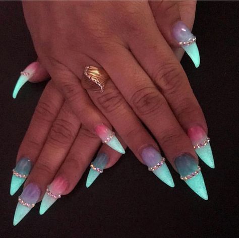 Stiletto Ombré glow In The Dark Nails Holiday Nails Stiletto, Nails Glow In The Dark, Glow In The Dark Nails, Dark Nail Art, Dark Nail Designs, Bright Nail Designs, Crazy Nail Designs, Dark Nail, Luminous Nails