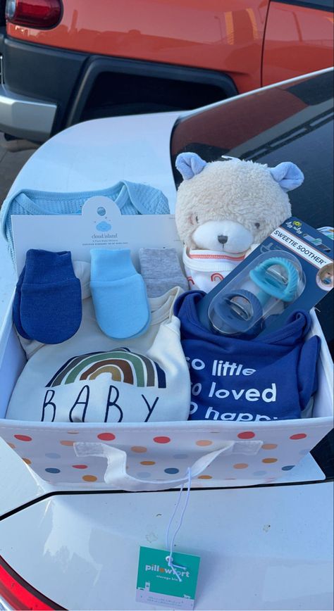 Gender Reveal Basket Ideas, Gender Reveal Gift Basket, Gender Reveal Basket, Gender Reveal Gift Ideas, Baby Boy Gift Baskets, Baby Shower Gift Box, Gender Reveal Gifts, Diy Baby Shower Gifts, Unique Diy Gifts