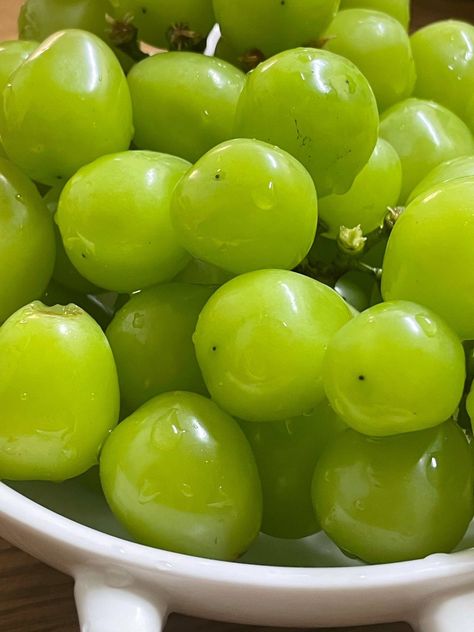 Food Drinks Dessert, Green Grapes, Cute Fruit, Chinese Food, Aesthetic Food, Fruits And Vegetables, Raisin, Grapes, Food And Drink