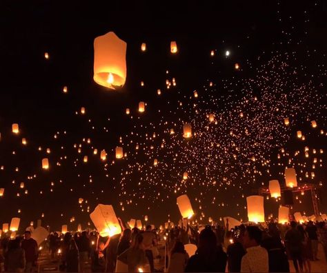 Floating Lanterns Aesthetic, Flying Lanterns, Flying Lantern, Floating Lanterns, Floating Lights, Pretty Landscapes, The Night Sky, Night Aesthetic, Pretty Places