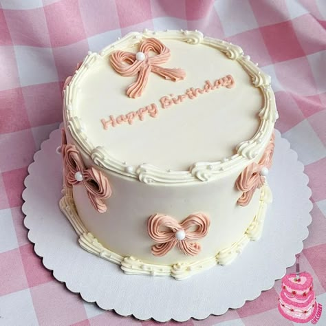 Pink Bow Smash Cake, Cute Dessert Ideas, Gingham Cake, Pink Bow Cake, Girly Birthday Cakes, Decorating Books, Cake Decorating Books, Circle Cake, Bow Cake