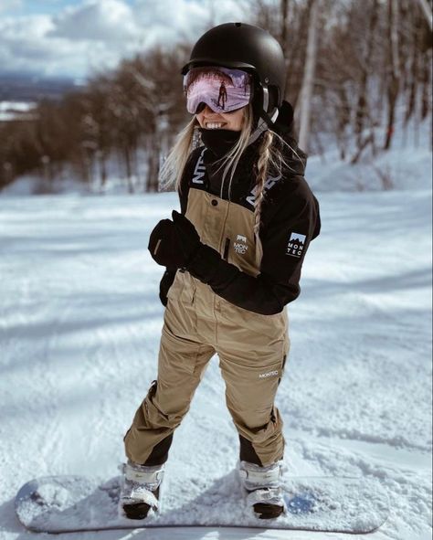 #snowboarding #aesthetic #winter #warmclothing #fashion #beauty Cute Snow Gear Outfits, Snowboarding Outfit 2023, Cute Sledding Outfit, Woman’s Snowboarding Outfits, Women’s Snowboard Outfit, Snow Board Outfits For Women, Snowboard Fashion Women, Female Snowboarder Fashion, Snowboard Style Womens