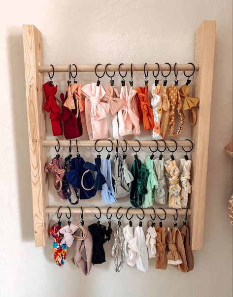 Closet Bow Organizer, Organizing Bows And Headbands, Hanging Bows And Headbands, Diy Bow And Headband Holder, Nursery Headband Organization, Baby Headband Organizer, Headbands Organizer Ideas, Kid Boutique Ideas, Diy Bow Organizer