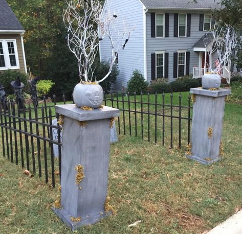 Halloween Graveyard Display, Graveyard Trunk Or Treat, Diy Halloween Graveyard, Halloween Cemetery, Halloween Outside, Halloween Props Diy, Halloween Graveyard, Festa Harry Potter, Diy Halloween Decor