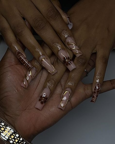 🤎🤎🤎 Fall Nails On Black Women, Fall Nails Black Women, Nails On Black Women, Nails Black And Gold, Practice Nails, Grad Nails, Nail Pics, Gold Acrylic Nails, Finger Art