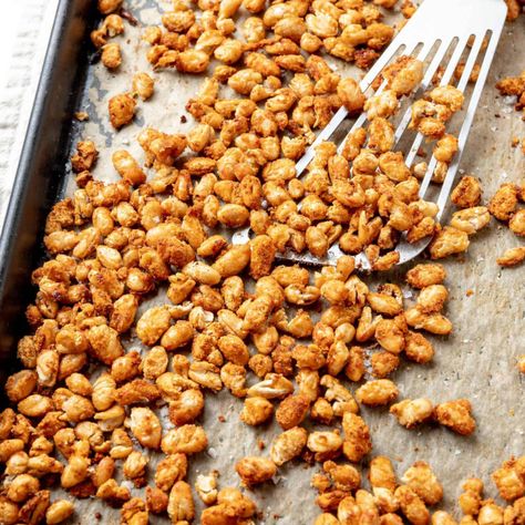 Oven Baked Crispy White Beans - Marathons & Motivation Baked White Beans Recipe, Crispy White Beans, Satisfying Snacks, White Bean Recipes, Bean Snacks, Can Of Beans, No Bake Snacks, Vegan Appetizers, Healthy Snacks Easy