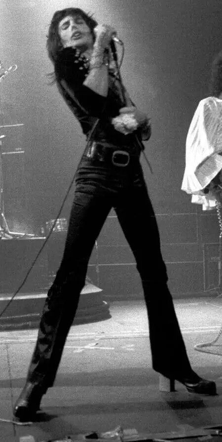 Freddie Mercury 1970s, 70s Glam Rock Fashion, Glam Rock 70s, Rock Band Outfits, 70s Glam Rock, Mercury Black, Theatre London, A Night At The Opera, Drag King