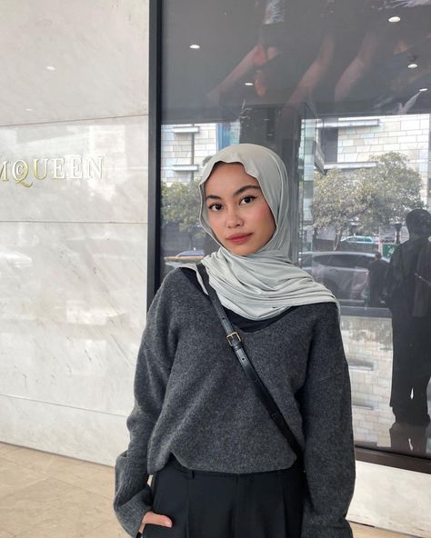 Grey Ootd Hijab, Grey Outfit Hijab, Grey Hijab Outfit, Black Outfit Hijab, Black Hijab Outfit, Outfit Hijab Simple, Outfits With Grey Cardigan, Outfit Hijab Casual, Ootd Hijab Casual