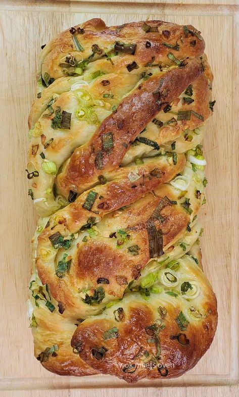 This green onion garlic butter bread loaf recipe is my take on the classic garlic butter bread loaf with an eastern infusion. Green onions also known as scallions is a popular ingredient in a lot of… Scallion Bread Recipe, Bread With Vegetables, Garlic Loaf Bread, Green Onion Bread, Garlic Herb Bread Recipe, Onion Garlic Bread, Garlic Butter Rolls, Scallion Bread, Onion Bread Recipe