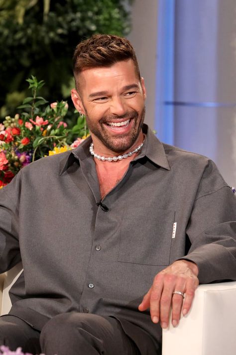 Ricky Martin Talks Parenting and CoComelon on Ellen Alex Morgan Hot, Cocomelon Family, Broken Iphone, Being A Father, Family Coloring Pages, Dark Feeds, Ellen Degeneres Show, Alex Morgan, Male Style