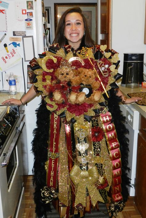 Homecoming Mum - as a MI girl I really don't get this tradition.  Southern girls wear these huge things to the homecoming game? School Mums, Big Mum, Cheer Bows Diy, Texas Mums, Senior Mums, Senior Homecoming, High School Homecoming, Homecoming Corsage, Texas Homecoming Mums