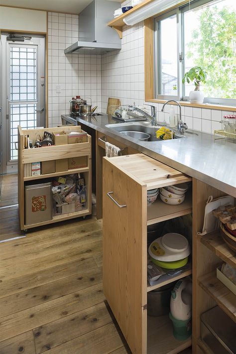 Bauhaus Kitchen, Japanese Apartment, Japanese Home Decor, Freestanding Kitchen, Smart Home Design, Tiny House Kitchen, Japanese Kitchen, Pantry Design, Apartment Kitchen