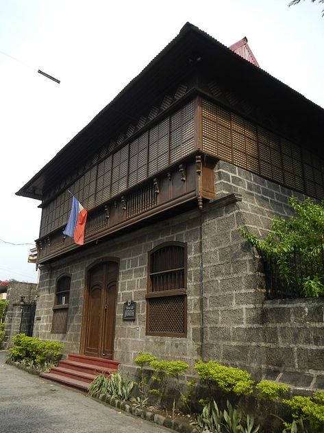 Philippine Architecture, Filipino House, Filipino Architecture, Regions Of The Philippines, Iloilo City, Philippine Houses, Filipino Style, Heritage House, Traditional Houses