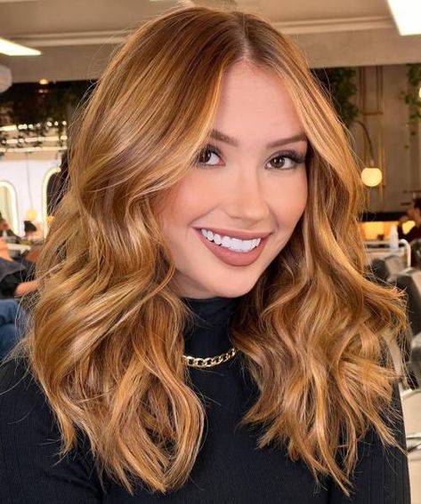 Eye-Catching Strawberry Blonde Root Smudge Strawberry Blonde Hair Brown Eyes, Brown Mid Length Hair, Hair Balayage Ideas, Shoulder Length Hair Balayage, Strawberry Blonde Hair Ideas, Medium Red Hair, Curly Balayage Hair, Dark Strawberry Blonde Hair, Pumpkin Spice Hair