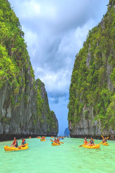 El Nido, Palawan is famous for its beaches and island hopping tours. Kayaking in the Big Lagoon offers stunning views and amazing waters. Big Lagoon El Nido Palawan, Palau Aesthetic, Palawan Philippines Aesthetic, El Nido Palawan Aesthetic, Filipina Aesthetic, Manila Aesthetic Night, Manila Aesthetic, Philippines Aesthetic, Phillipines Travel