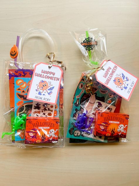 🎃 Step Up Your Halloween Game with Our Halloween Goody Bag Party Favor! 🎃 Make your Halloween celebration unforgettable with our spooktacular Halloween Goody Bag Party Favor. Packed with a collection of fun and festive treats, this goody bag is perfect for party favors, class Halloween parties, or even as handouts for trick-or-treat or trunk-or-treat events. What's Inside: 🧩 Mini Jigsaw Puzzle - Challenge young minds with a fun Halloween-themed jigsaw puzzle. 🥤 Halloween Crazy Straw - Sip in Halloween Class Goodie Bags, Trunk Or Treat Goodie Bags, Preschool Halloween Goodie Bags, Halloween Goody Bags For Kids, Halloween Treat Bags For School, Class Halloween Treats Goody Bags, Diy Halloween Gifts For Kids, Halloween Goodie Bags For Adults, Halloween Treats For Kids School