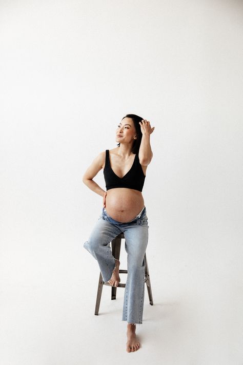 Simple Studio Maternity Shoot, Backdrop Maternity Photos, Maternity In Studio, Minimal Maternity Shoot, Studio Maternity Shoot Poses, Simple Maternity Pictures, Studio Pregnancy Photoshoot, Simple Maternity Shoot, White Studio Photoshoot