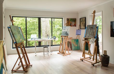 Large windows and skylights bathe the owner’s art studio with plenty of natural light. Bay Window Art Studio, Art Studio Windows, Artist Studio Space, Studio Building, Home Design Magazines, Studio Build, Rays Of Light, Creative Spaces, Big Windows