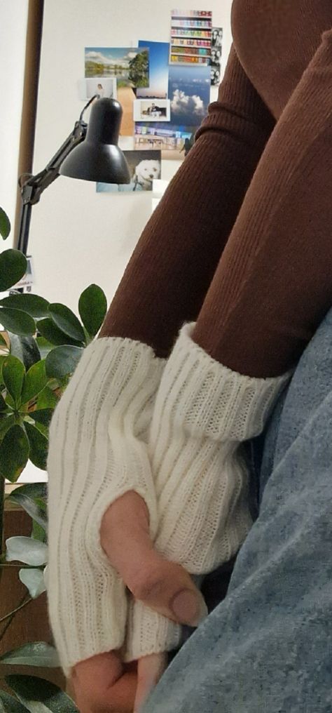 Hand Warmers Aesthetic, Knee Socks Aesthetic, Socks Aesthetic, Warm Aesthetic, Hand Accessories, Aesthetic Aesthetic, Brown Aesthetic, Fashion Winter, Knee Socks