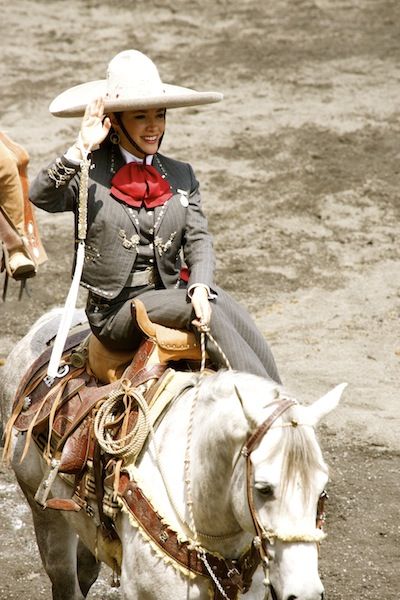 A Charra of the "Escaramuza" group Escaramuza Dresses, Mexican Rodeo, America Latina, Mexican Folklore, Mexican Traditions, Costumes Around The World, Mexican Heritage, South Of The Border, Feminine Beauty