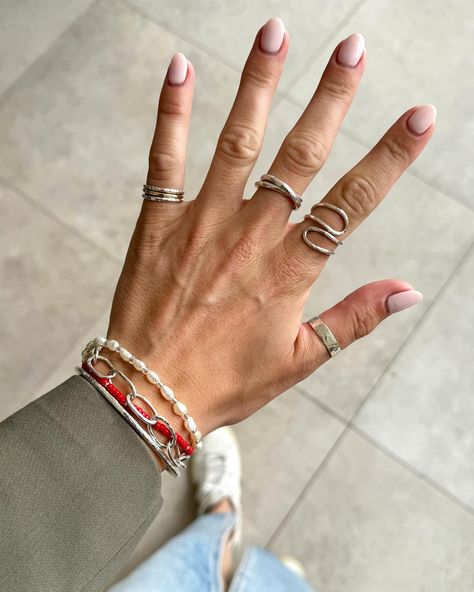 Currently obsessing over this look 💚 Rose Ring Box, Textured Gold Ring, Hammered Gold Ring, Mixed Metal Rings, Hammered Silver Ring, Stacking Ring Set, Rose Ring, Rose Jewelry, Hammered Gold