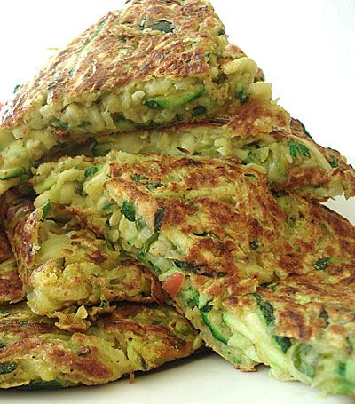 Zucchini and chickpea pancakes        3 medium zucchini, or about 4 cups shredded      2 zucchini flowers (optional; adds a bit of color)      Some coriander or basil leaves (optional: adds flavor)      1 cup chickpea flour      1 tsp. salt      1 tsp. garam masala      1/2 tsp. hot red chili powder      1/2 tsp. curry powder      Olive oil for cooking Slow Carb Recipes, Chickpea Flour Recipes, Chickpea Pancakes, Slow Carb Diet, Zucchini Pancakes, Chickpea Recipes, Chickpea Flour, Zucchini Recipes, Veggie Dishes