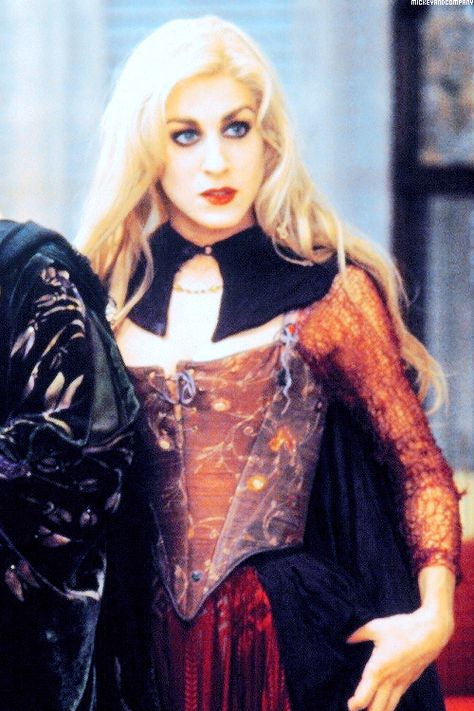 Sarah Sarah Sanderson Makeup, Sarah Sanderson Hocus Pocus, Sanderson Sisters Costumes, Sarah Sanderson Costume, Hermanas Sanderson, Hocus Pocus Costume, Sister Costumes, Sarah Sanderson, Best Halloween Movies