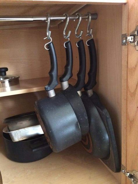 Tension rod hang your pots and pans Pots And Pans Organizing, Easy Storage Ideas, Rumah Teres, Pot And Pans Organization, Pan Storage, Hanging Pans, Pan Organization, Desain Pantry, Kabinet Dapur