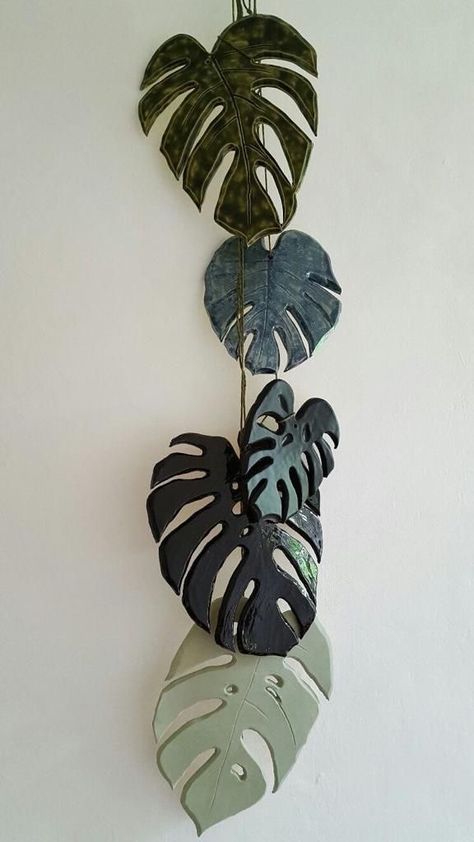 Ceramic Wall Hangings, Diy Clay Wall Hanging, Pottery Wall Hangings, Ceramic Wall Art Hanging, Clay Wall Art Diy, Clay Handbuilding Ideas, Hanging Ceramic Art, Hanging Pottery, Clay Wall Hanging