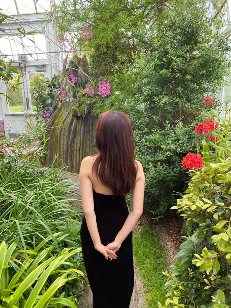 Prom dress pictures aesthetic arboretum garden flowers spring summer Poses In Flower Garden, Botanical Garden Instagram Pictures, Flower Garden Poses, Floral Dress Poses, Garden Poses Instagram, Garden Pictures Poses, Arboretum Photoshoot, Garden Photoshoot Ideas, Botanical Garden Photo Shoot