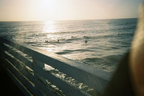 Scenery Film Photography, Beach Camera Aesthetic, Film Photography Sunset, Ocean Film Aesthetic, Beach Disposable Pictures, Sunset Film Aesthetic, Disposable Camera Beach Pictures, Disposable Camera Photography Beach, Analog Film Aesthetic