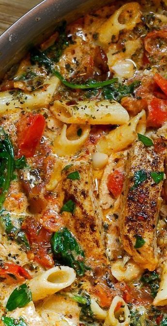 Creamy Chicken Pasta with Bacon Chicken And Bacon Carbonara, Best Chicken Dishes, Chicken Spinach Pasta, Chicken Bacon Pasta, Chicken Penne, Creamy Chicken Pasta, Bacon Pasta, Creamy Tomato Sauce, Pasta Dinner Recipes