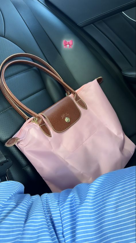 outfit Longchamp Pink Outfit, Pink Longchamp Bag Outfit, Long Champ Bag Outfit, Pink Longchamp Bag, Longchamp Aesthetic, Longchamp Bag Outfit, Bags Organization, Long Champ Bag, Longchamp Tote Bag