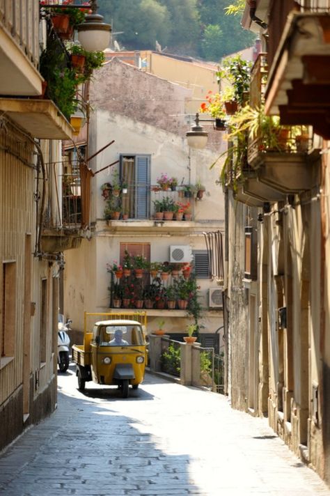 Italian Alley, La Dolce Vita Aesthetic, Italy Balcony, Bari Italy, Italy Vibes, Living In Italy, Bella Bella, Italy Aesthetic, Southern Europe