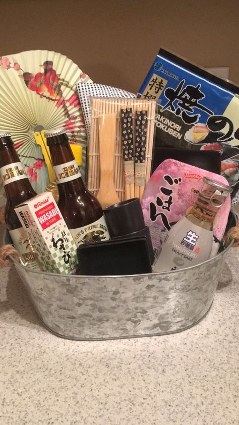 #Sushi #sake #giftbasket Asian Gift Basket, Ramen Gift Basket Ideas, Asian Gift Basket Ideas, Ramen Gift Basket, Sushi Gift Ideas, Sushi Gift Basket, Anime Gift Basket, Cooking Gifts Basket, Ramen Gifts