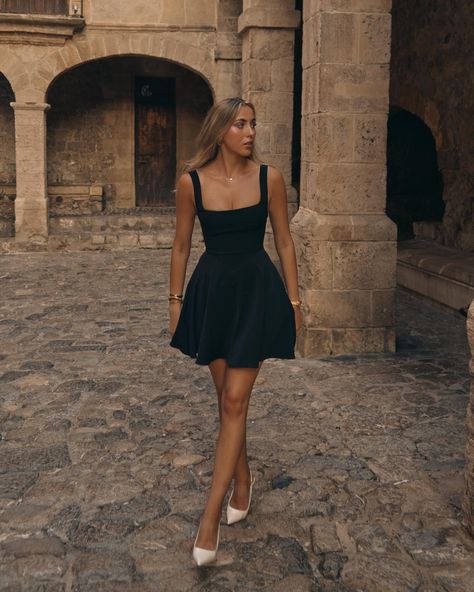 POV: you’re looking for a little black dress & discover Odd Muse… 🔍🖤💭 hello autumn! It’s time to layer your strapless dress ✨ Graduation Dress College, Odd Muse, Square Neck Mini Dress, New York Outfit, Chic Over 50, Summer Picture Poses, Black Dresses Classy, Mini Dress Outfits, Birthday Fits