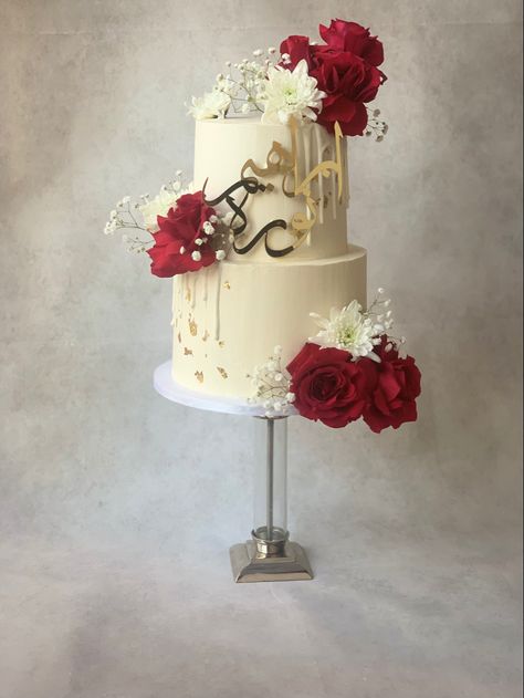 Red Gold And White Wedding Cake, Red Wedding Cake Elegant, Gold And Red Wedding Cake, Nikkah Cake Ideas, White Cake With Red Roses, White Elegant Wedding Cake, White And Red Wedding Cake, Red And Gold Wedding Cake, Red And Gold Cake